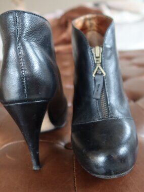Cynthia Vincent "Allison" black leather women's booties size 6 1/2 zipper boots